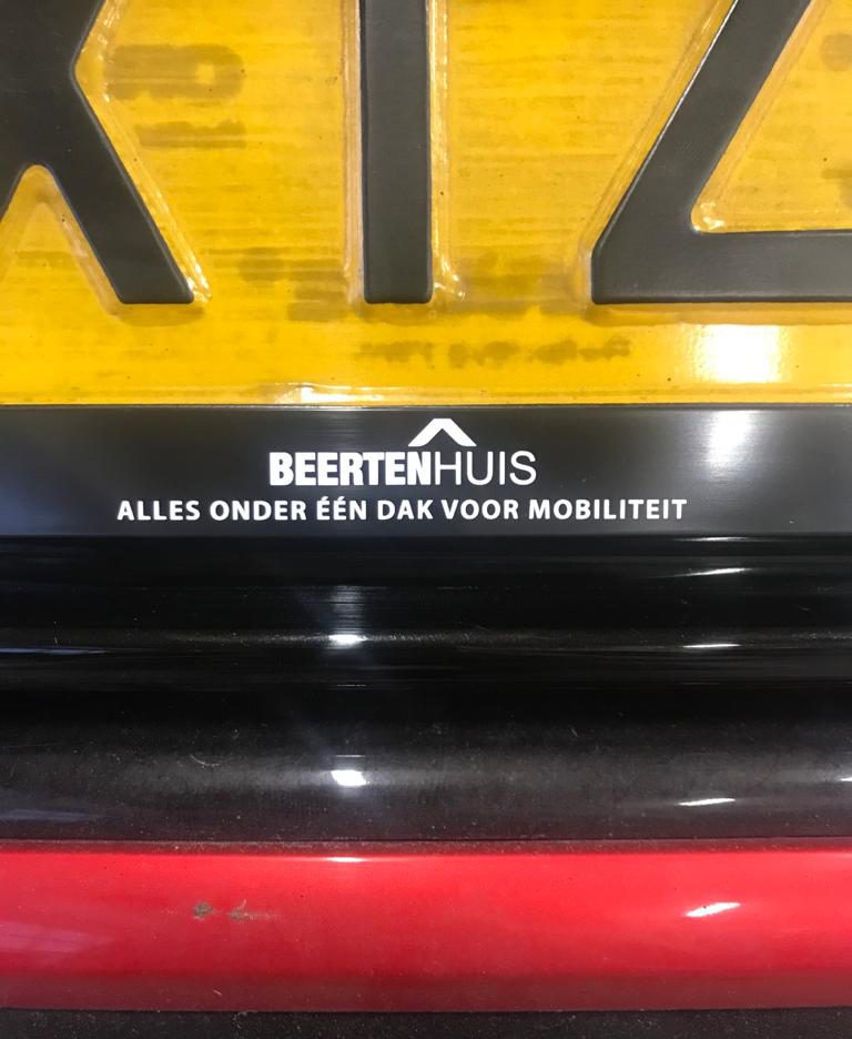 Nieuwe logo op kentekensteunplaten van Beertenhuis Borculo