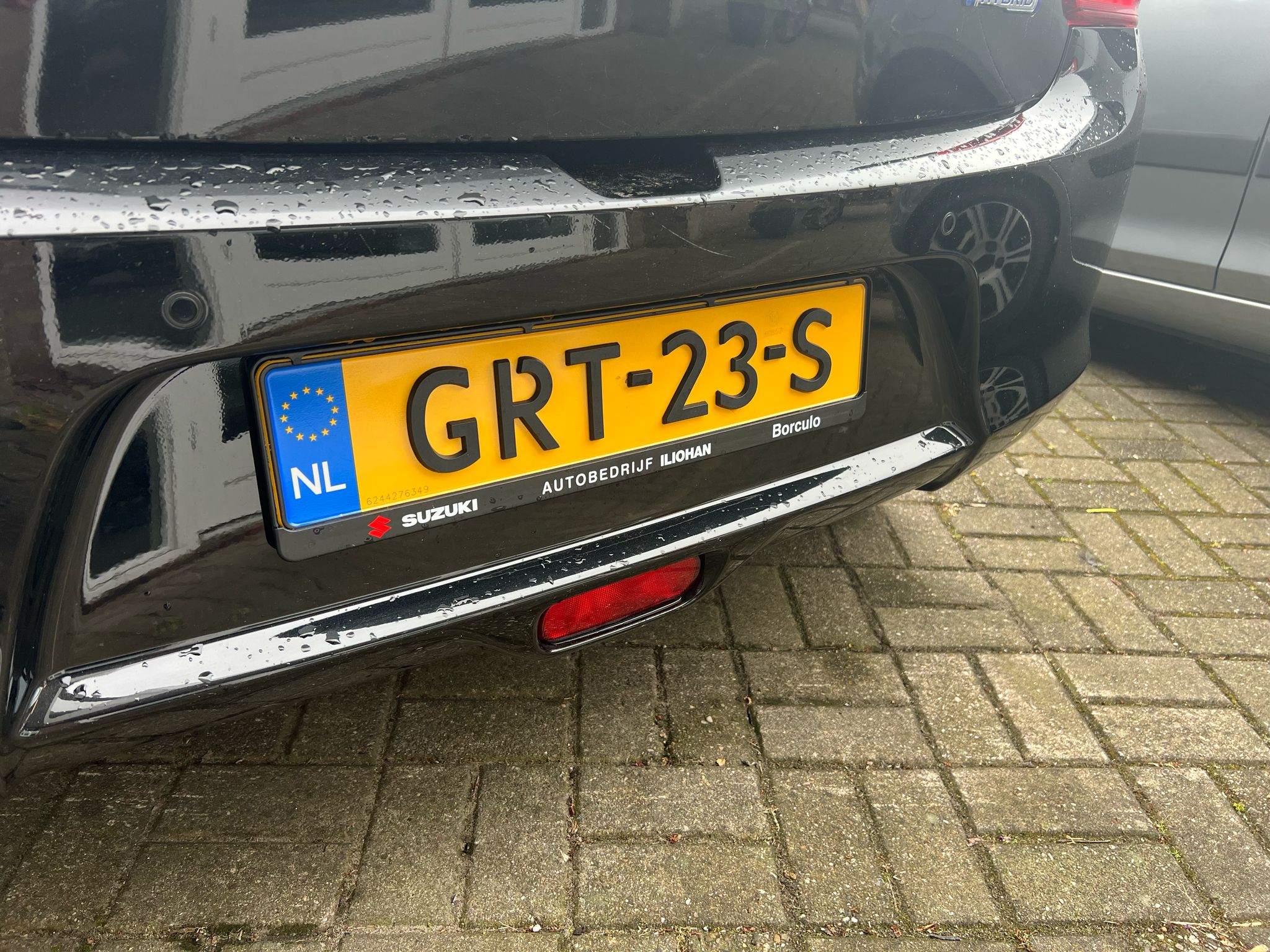 Nieuwe kentekenplaathouders bij Autobedrijf Iliohan